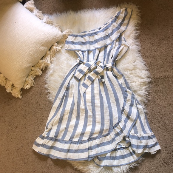 Vici | M one shoulder blue and cream dress